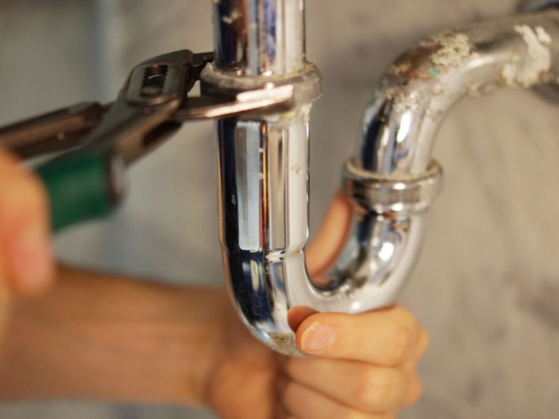 https://www.familyhandyman.com/smart-homeowner/15-things-you-should-do-when-you-find-a-burst-pipe/